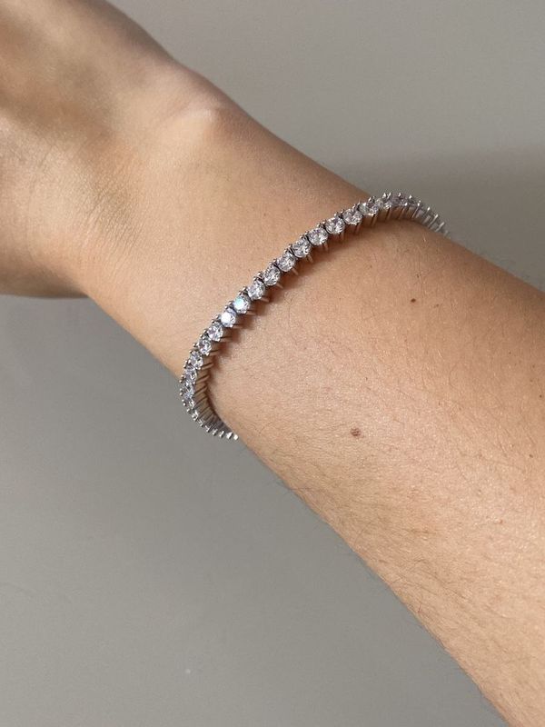 Tennis bracelet style three points three milimiters stone size ( jewelry clasp ) and plasting white gold.