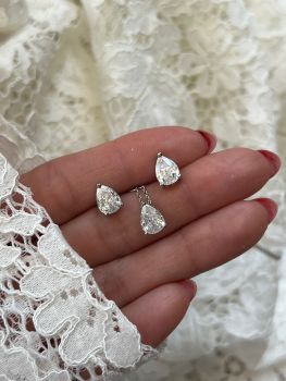 Set semi jewelry with white crystal drop zirconia stone and plating white gold.