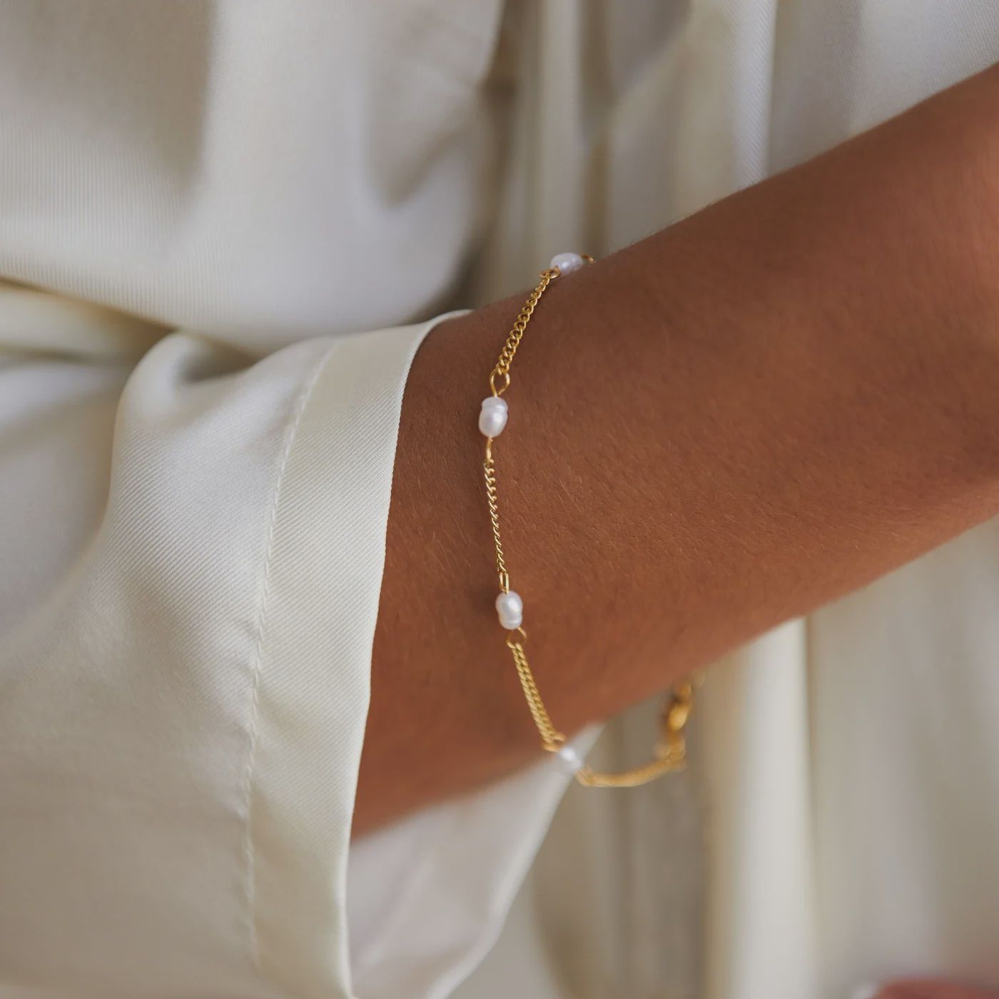 &quot;LOVINA&quot; FRESHWATER PEARL BRACELET, Colour: Gold