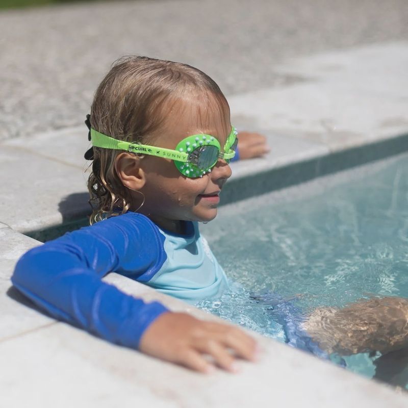 KIDS SWIM GOGGLES.