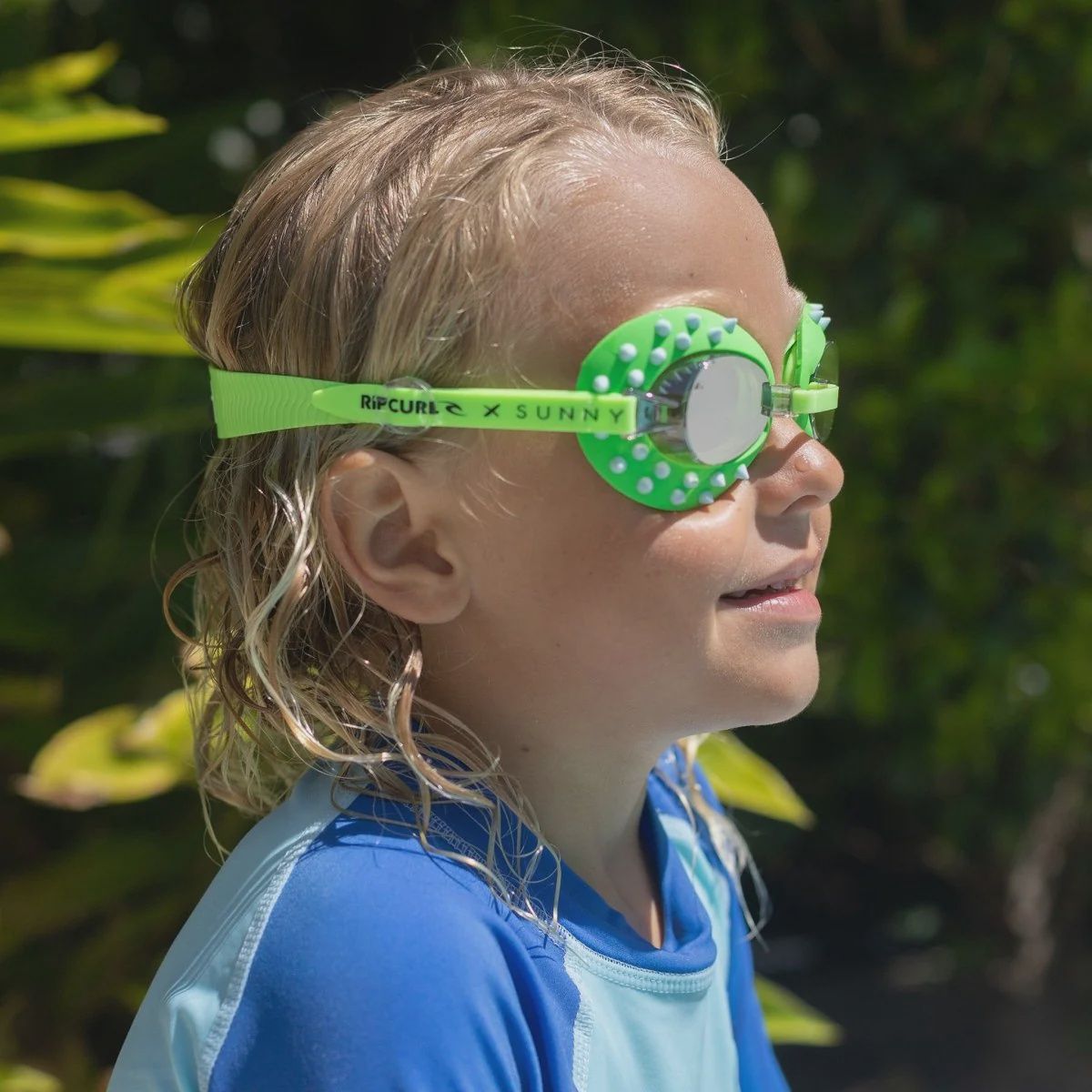 KIDS SWIM GOGGLES.