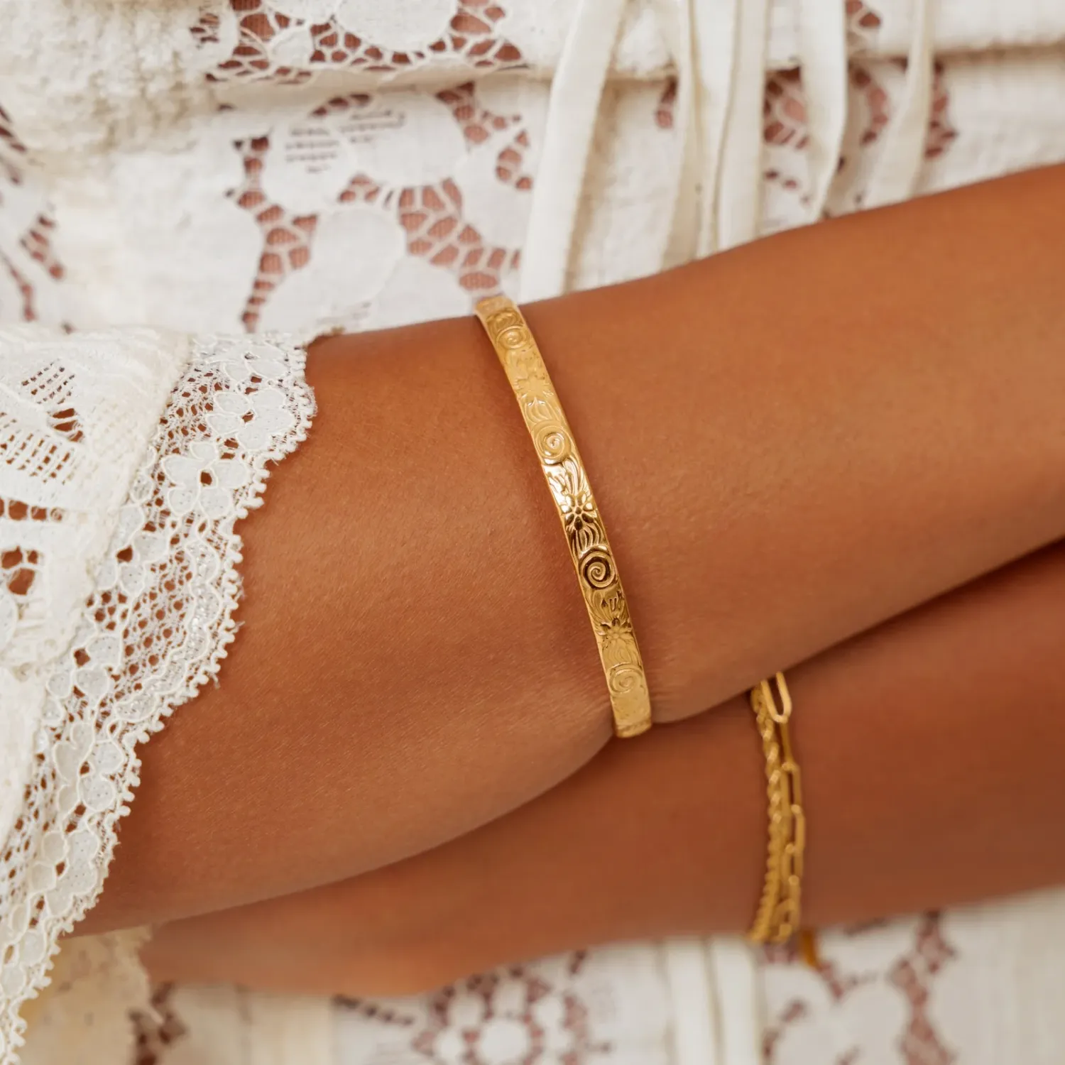 Flora Cuff-Gold Plated, Colour: Gold plated