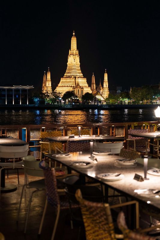 Cena en rooftop con vista al río Chao Phraya en Bangkok