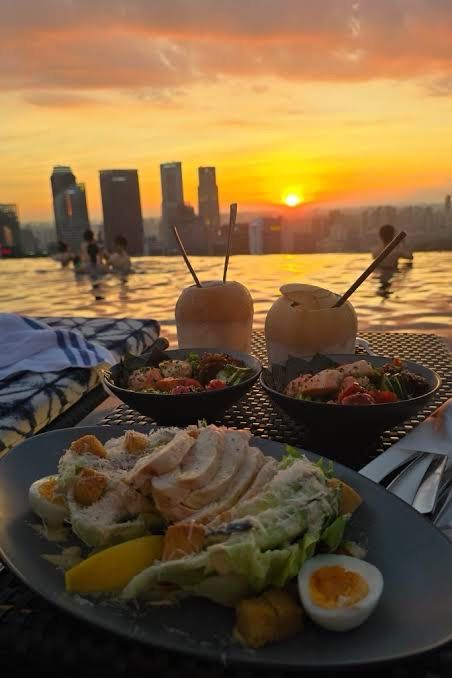 Cena romántica en Marina Bay Sands con vista al skyline, Singapur