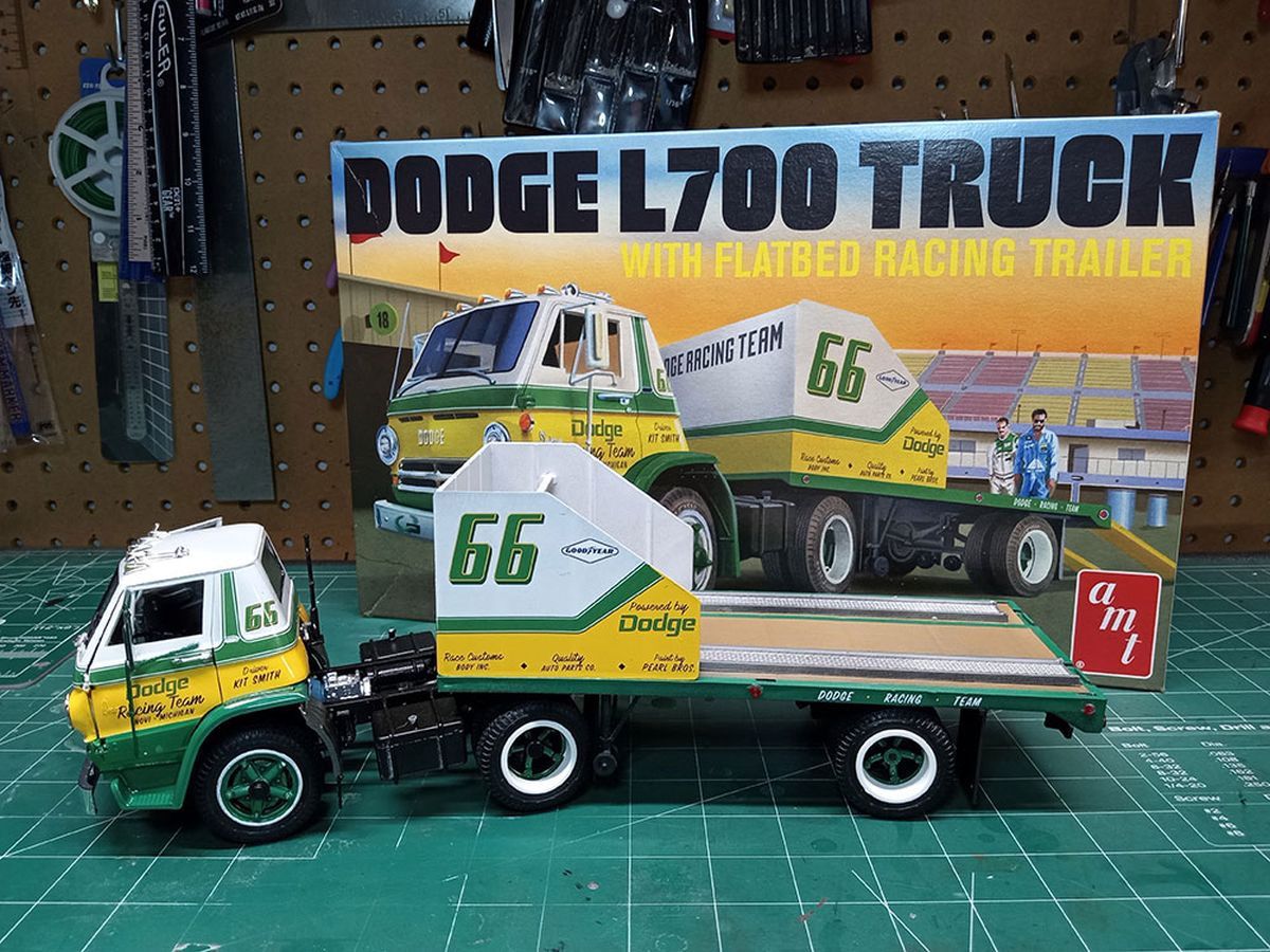 AMT 1/25 1966 Dodge L700 Truck Flatbed Racing Trailer Model Kit