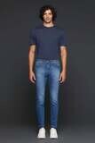 Jeans slim fit lavaggio medio con baffature