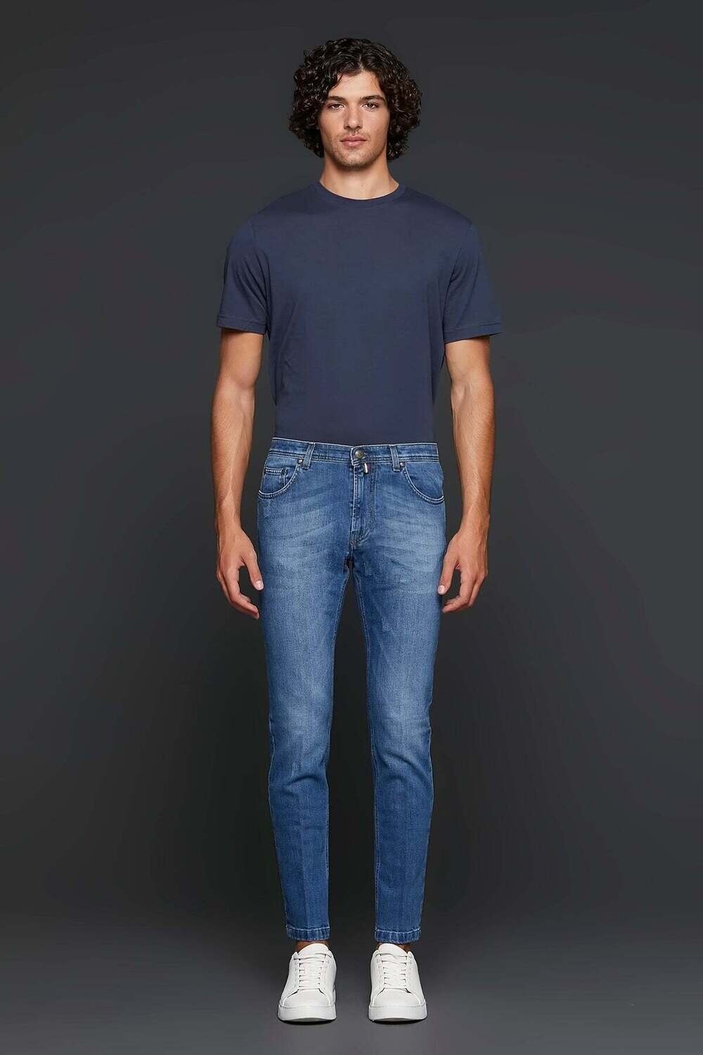 Jeans slim fit lavaggio medio con baffature