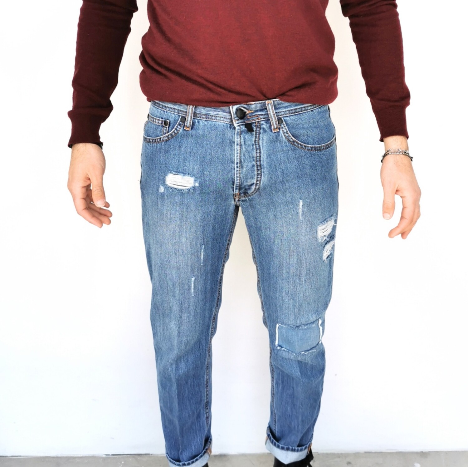 Jeans slim fit con rotture