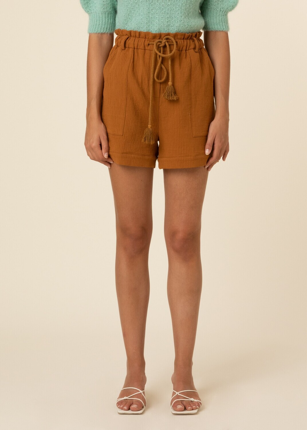 ​Regular high-waisted shorts