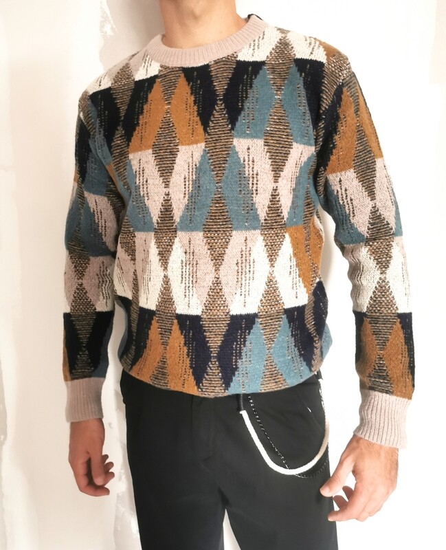 Regular sweater with abstract pattern