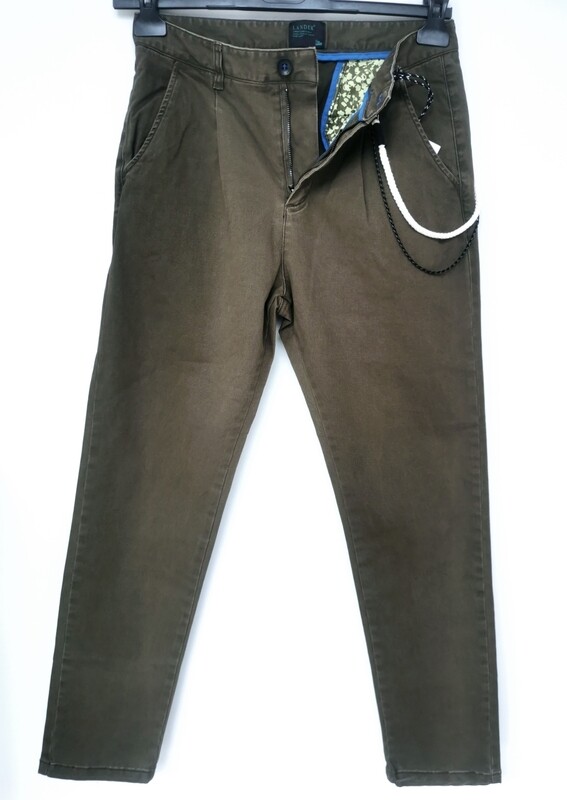 ​Slim chino pants with pleats
