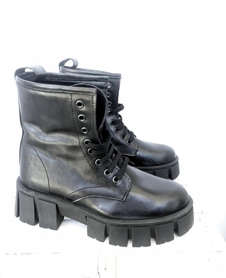 ​​Leather boot with lug sole