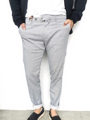 Slim chino pantss in textured fabric