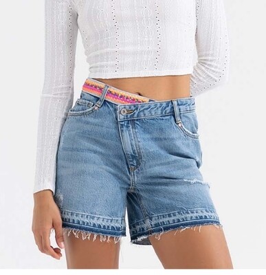 Shorts with crossed waist