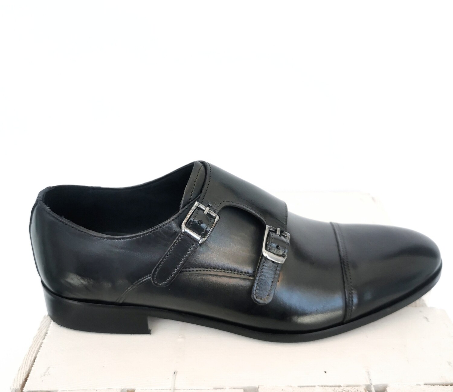 ​​Men&#39;s ceremony shoes with stitched buckles