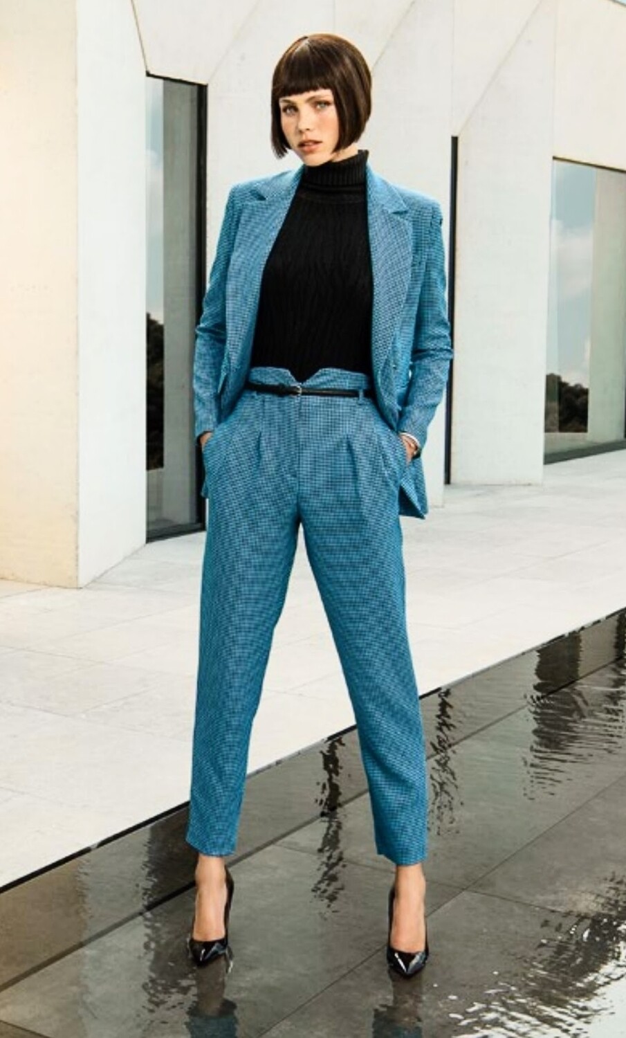 ​​High-waisted houndstooth carrot pants