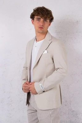 Slim jacket in embossed cotton