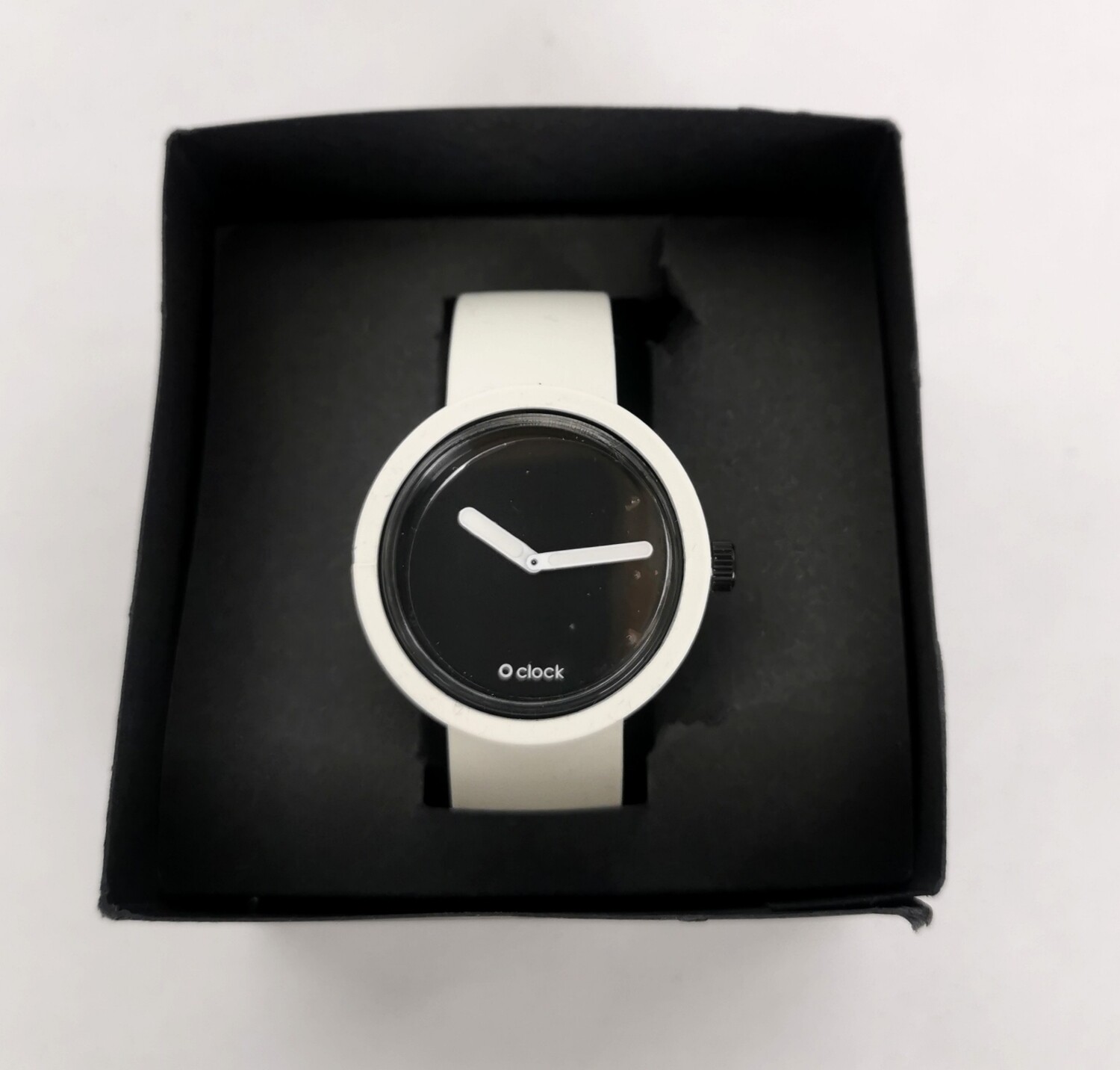 ​​O clock tone on tone black white