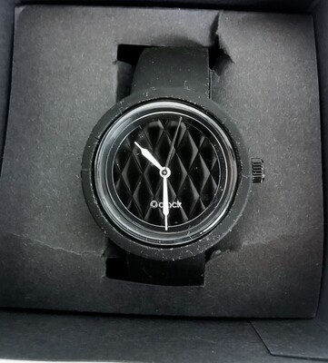 ​O clock black texture matelassè