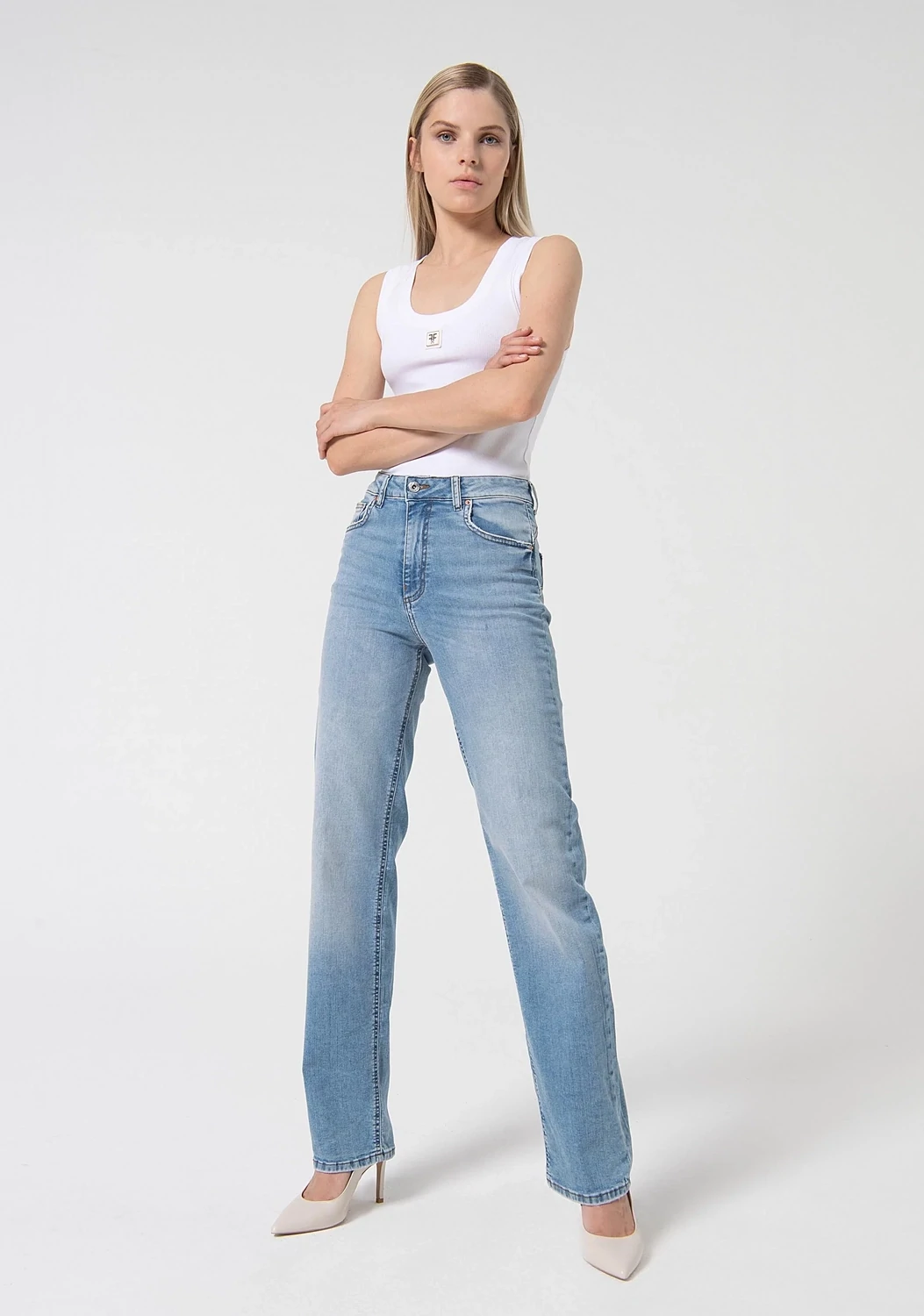 ​​Regular jeans with light wash