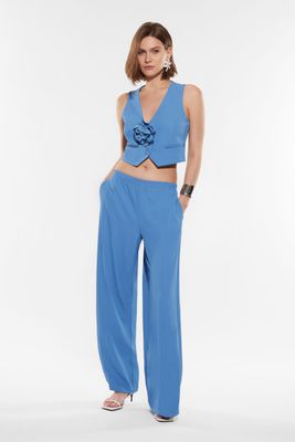 ​Straight trousers with pressed crease