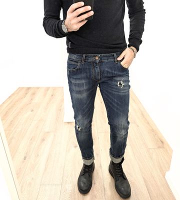 Slim jeans with rips