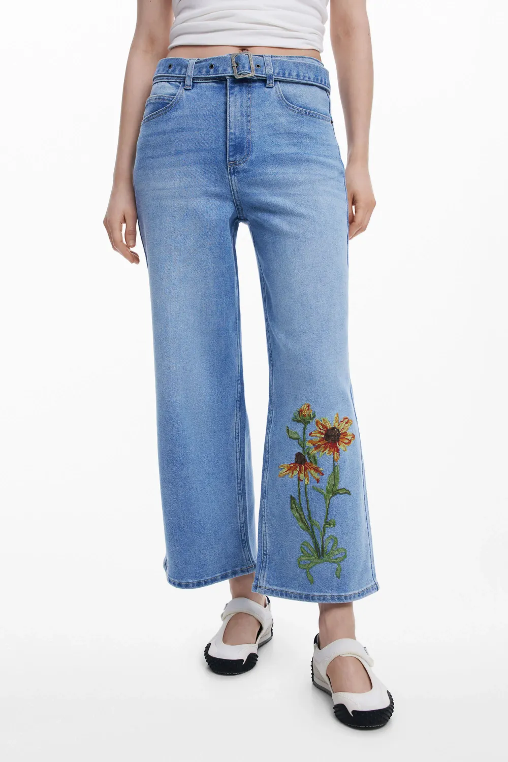 Cropped straight jeans with embroidered