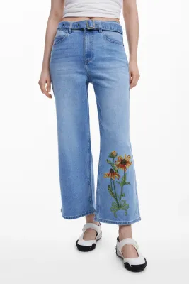 Cropped straight jeans with embroidered