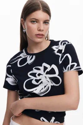 ​​Slim T-shirt with stylized flowers