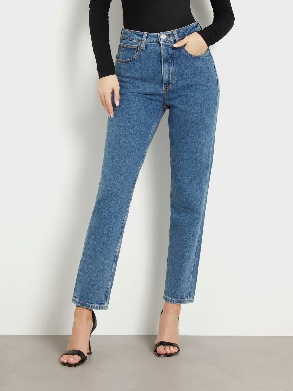 ​​Mom fit jeans