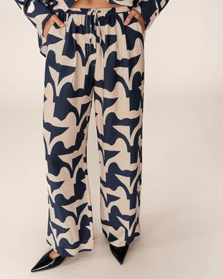 Wide trousers in geometric print