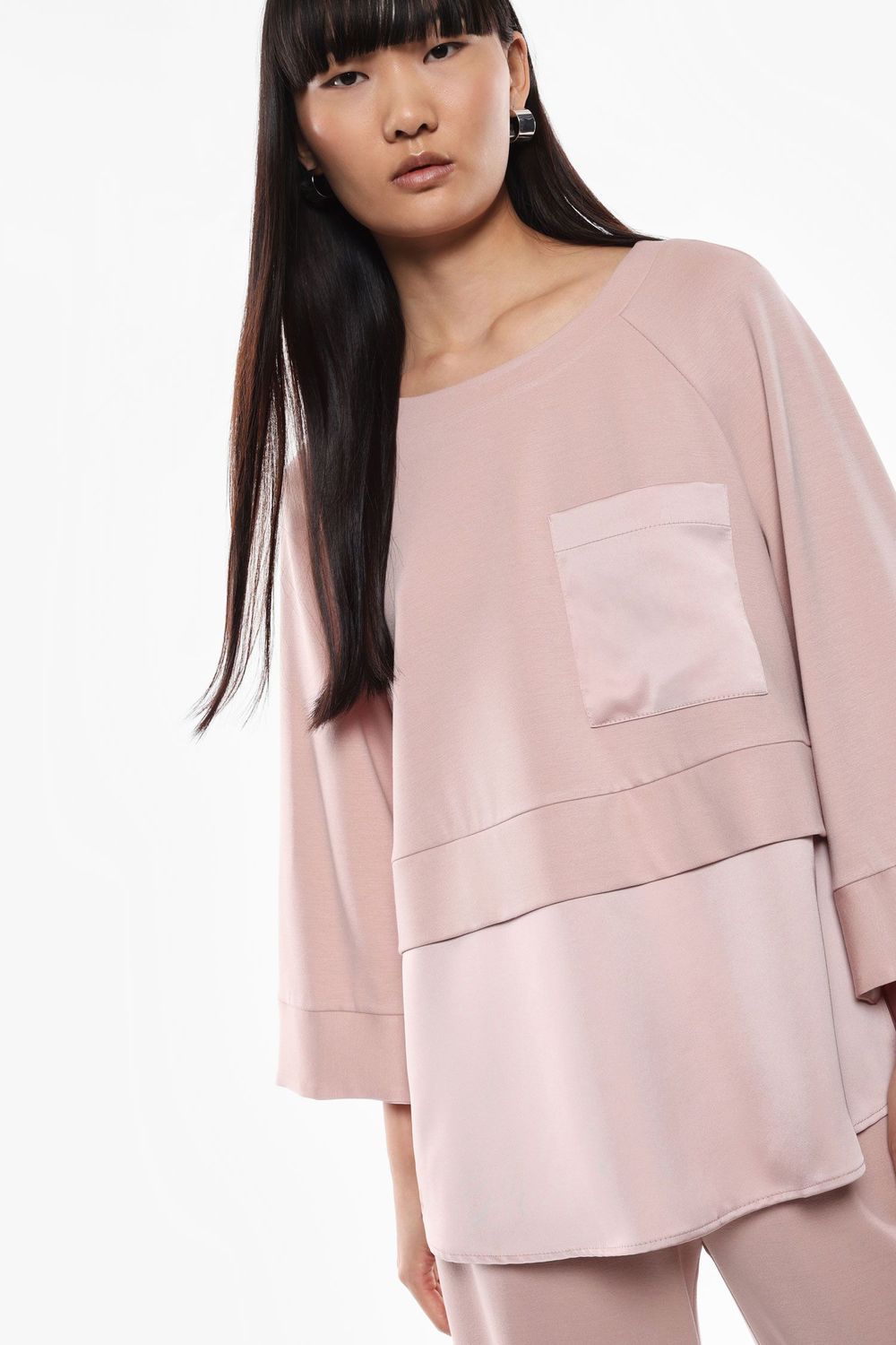 Lightweight sweatshirt with pocket and 3/4 sleeves