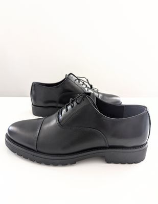 Leather lace-up shoes