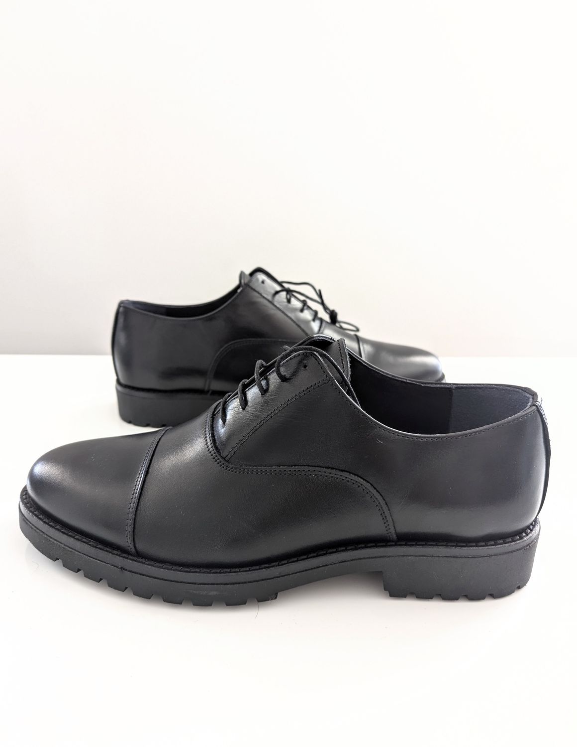 Leather lace-up shoes