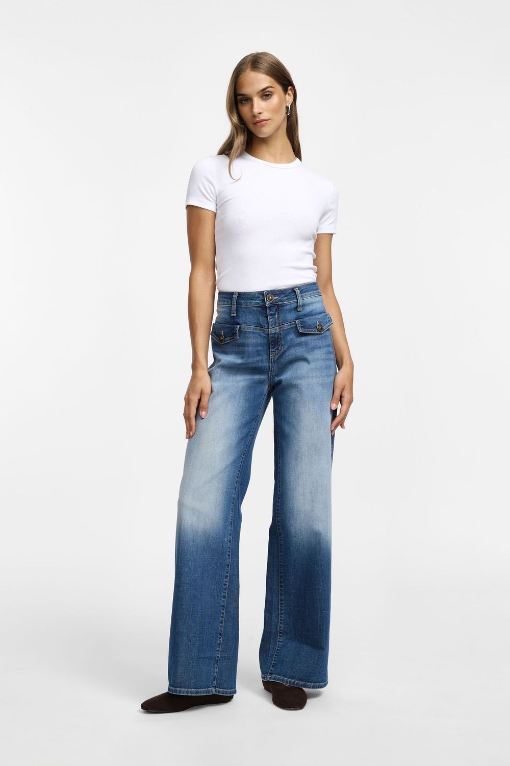 ​High-waisted flared jeans