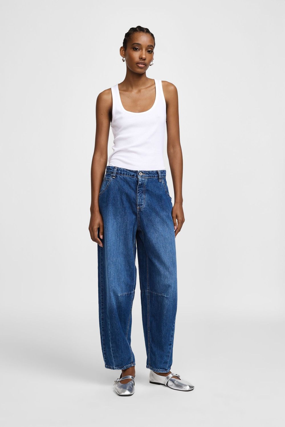 ​High-waisted balloon jeans