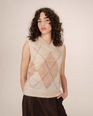 ​Sleeveless V-neck sweater