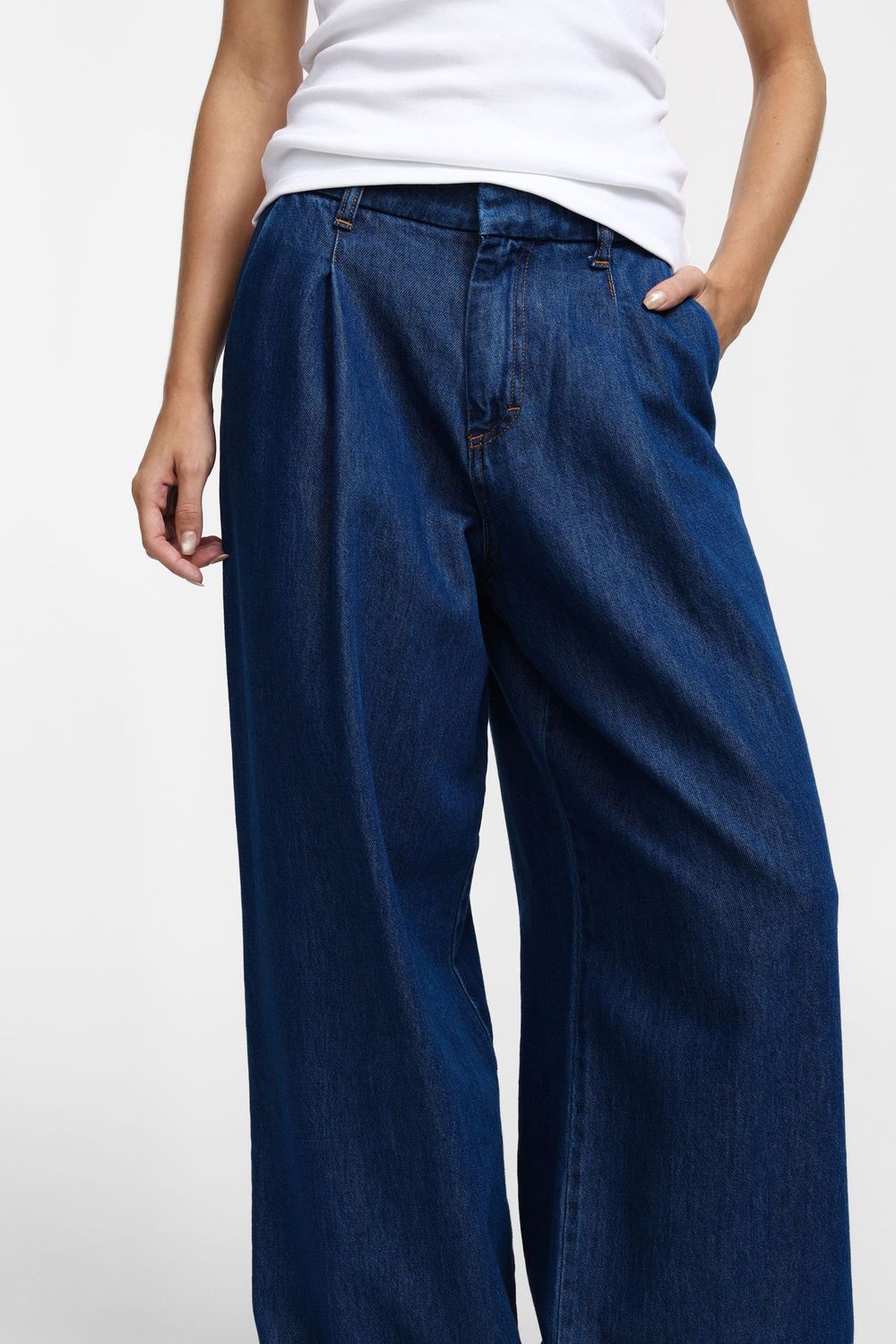 ​High-waisted flared jeans