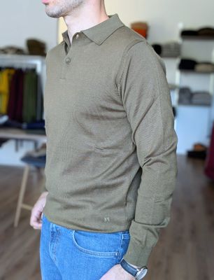 Long-sleeved knitted polo shirt