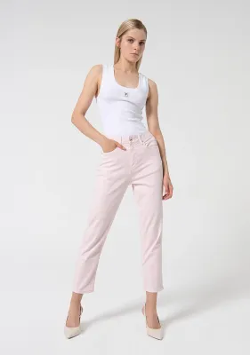 ​Cropped mom jeans in colored denim