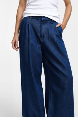 ​High-waisted flared jeans