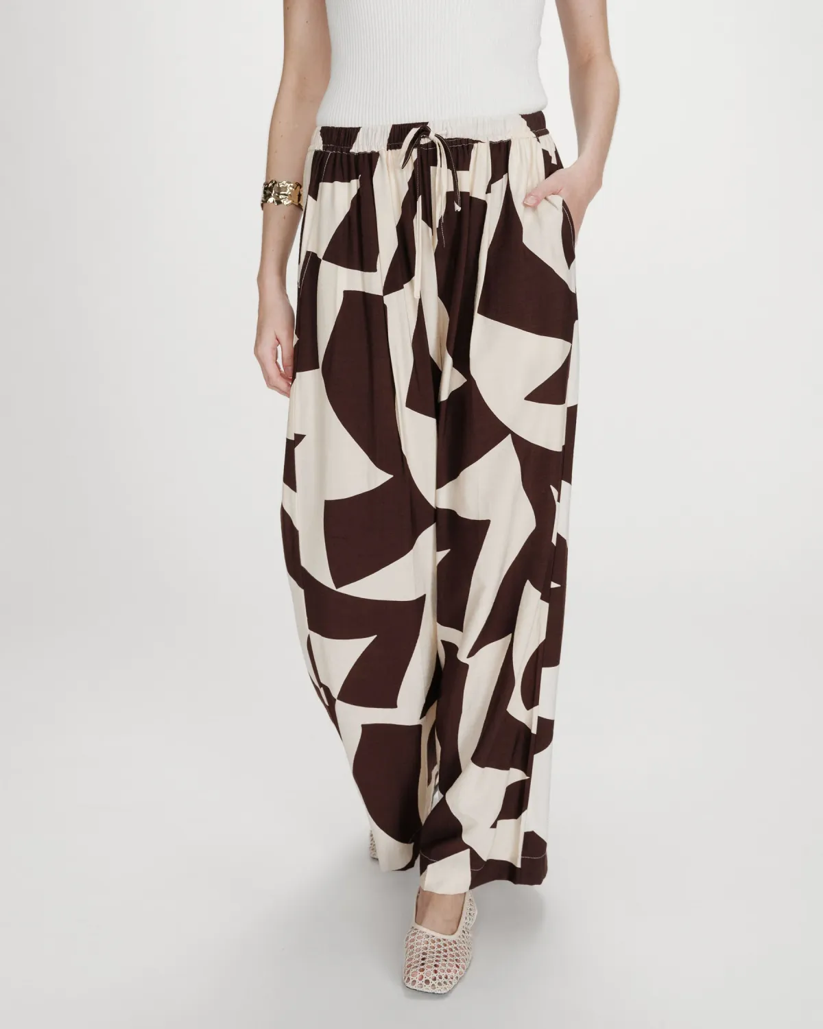 ​Flowing pants in a geometric pattern