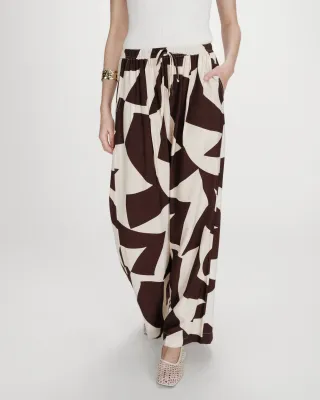 ​Flowing pants in a geometric pattern
