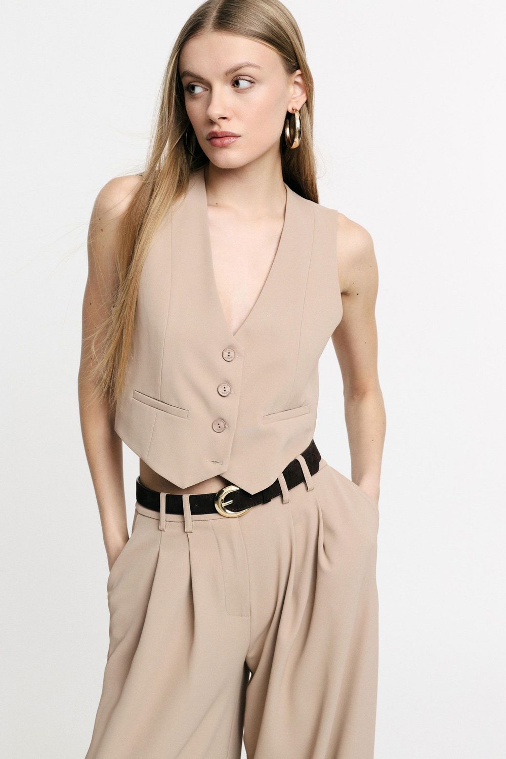 Cropped vest with central buttons