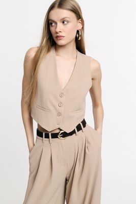 Cropped vest with central buttons