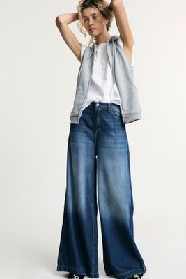 ​Wide-leg jeans with a wide hem