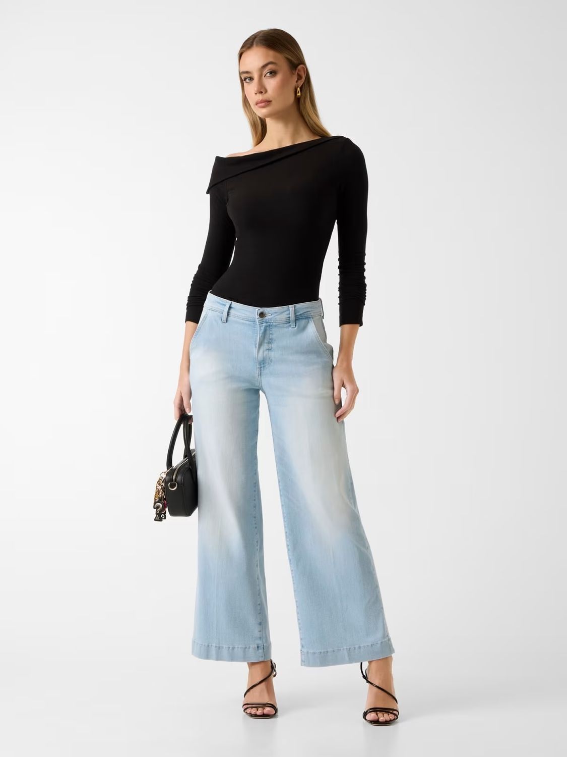 Wide-leg jeans in light denim