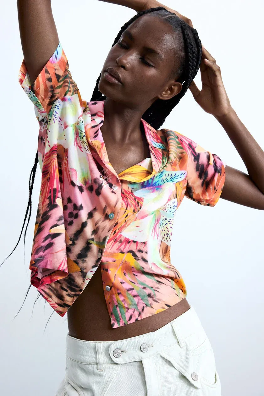 Short-sleeved shirt with a tropical print