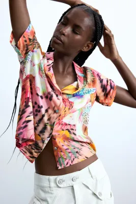 Short-sleeved shirt with a tropical print