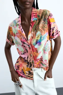 Short-sleeved shirt with a tropical print